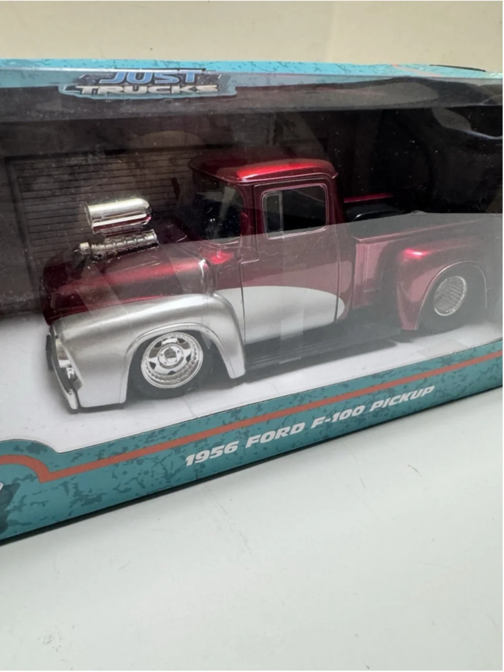 Jada Toys Just Trucks 1:24 1956 Ford F-100 Die-cast Car & Gas Pump